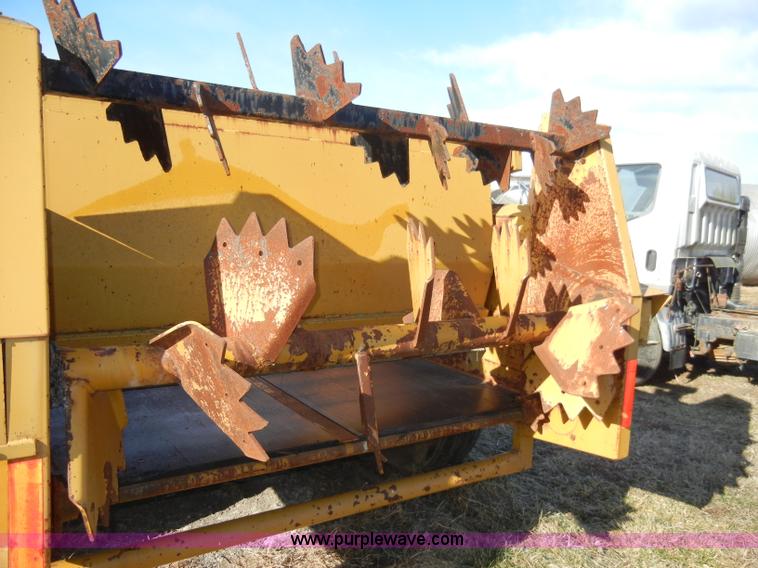 image for item A9975 Knight 1040 manure spreader