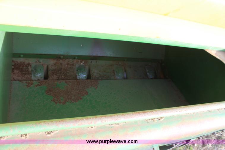 image for item B8901 John Deere 8300 grain drill