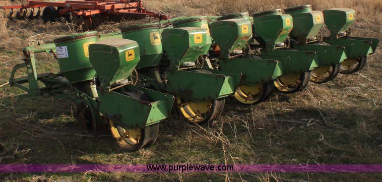 image for item B8904 John Deere 1250 six row planter