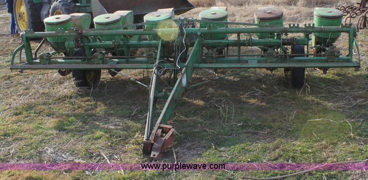 image for item B8904 John Deere 1250 six row planter