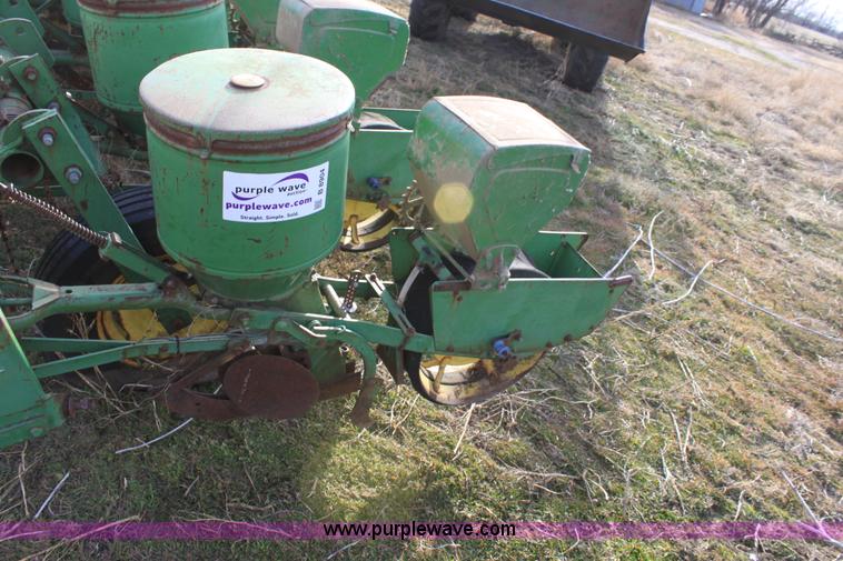 image for item B8904 John Deere 1250 six row planter