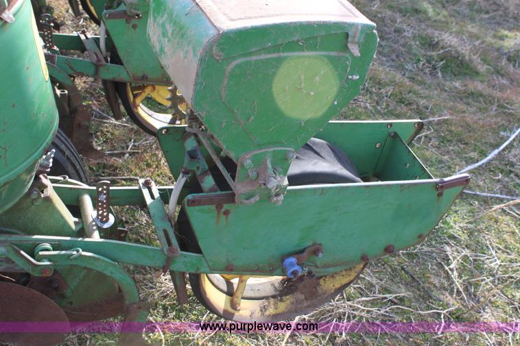 image for item B8904 John Deere 1250 six row planter