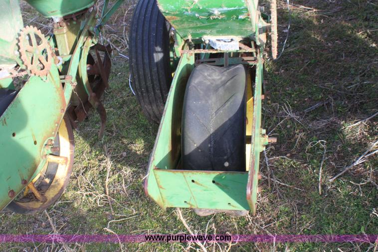 image for item B8904 John Deere 1250 six row planter