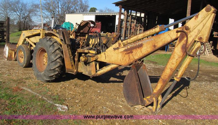 image for item D3005 International 2424 tractor with loader and backhoe