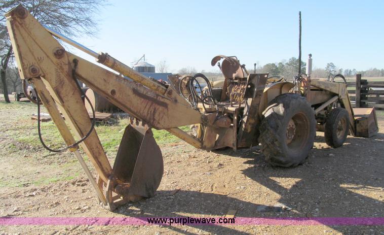 image for item D3005 International 2424 tractor with loader and backhoe