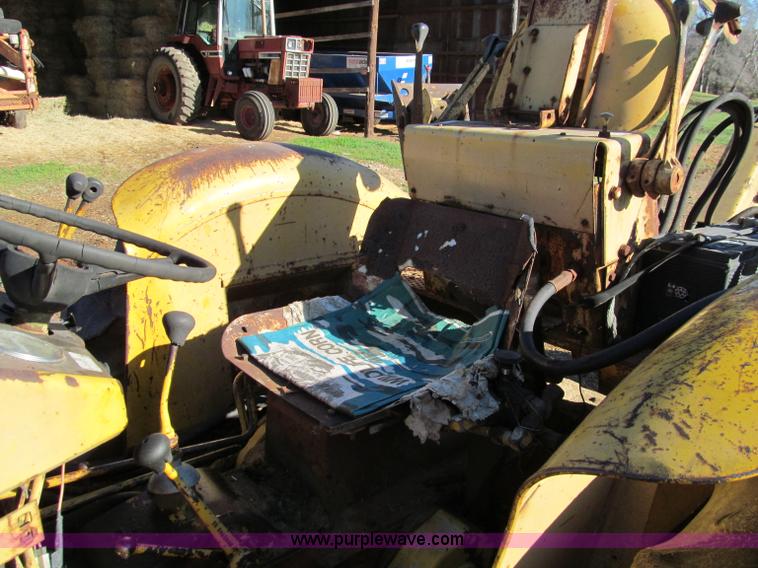 image for item D3005 International 2424 tractor with loader and backhoe