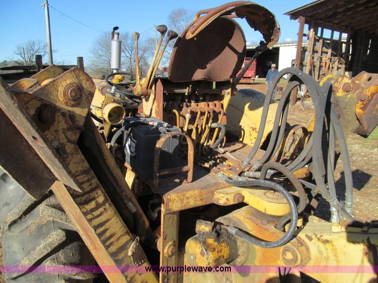 image for item D3005 International 2424 tractor with loader and backhoe