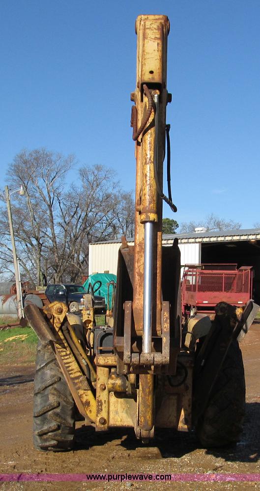 image for item D3005 International 2424 tractor with loader and backhoe