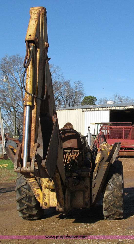 image for item D3005 International 2424 tractor with loader and backhoe