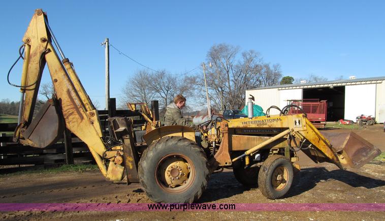 image for item D3005 International 2424 tractor with loader and backhoe