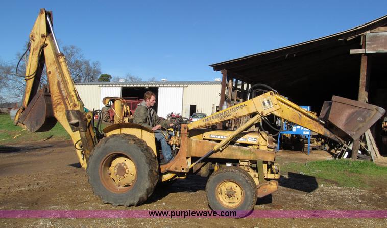 image for item D3005 International 2424 tractor with loader and backhoe