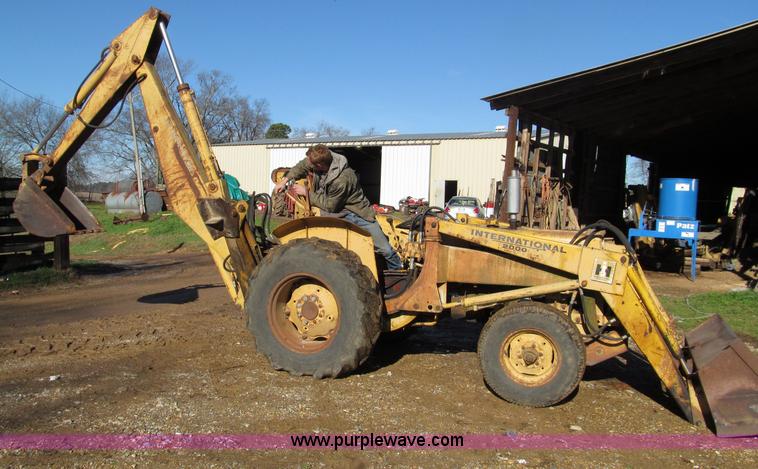 image for item D3005 International 2424 tractor with loader and backhoe