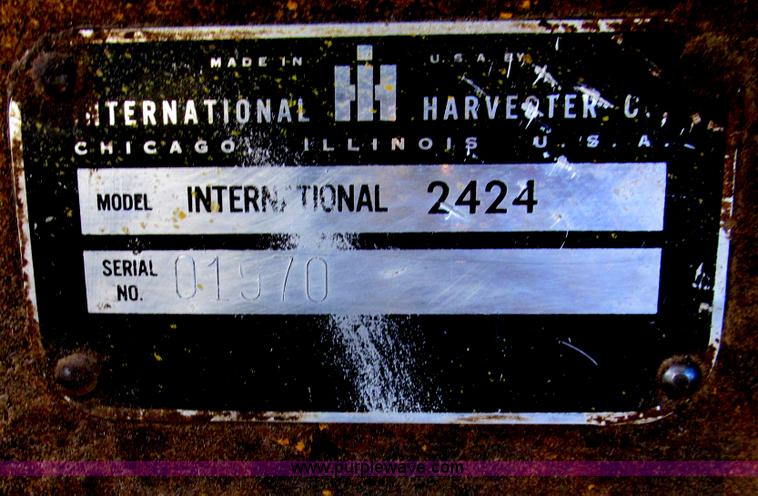 image for item D3005 International 2424 tractor with loader and backhoe