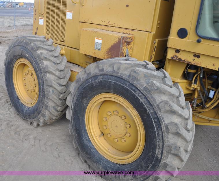 image for item A5810 1998 Caterpillar 140H motor grader VHP