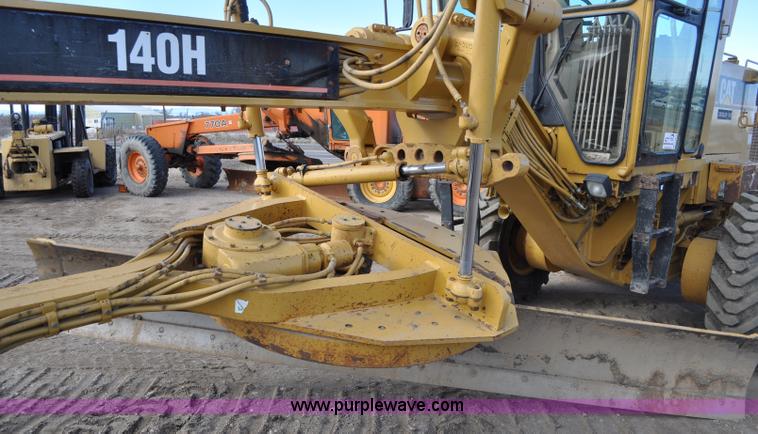 image for item A5810 1998 Caterpillar 140H motor grader VHP