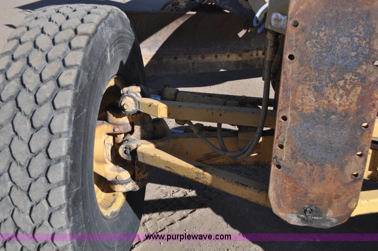 image for item A5812 1982 Caterpillar 140G motor grader