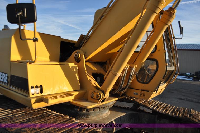 image for item A5841 1997 John Deere 690E LC excavator