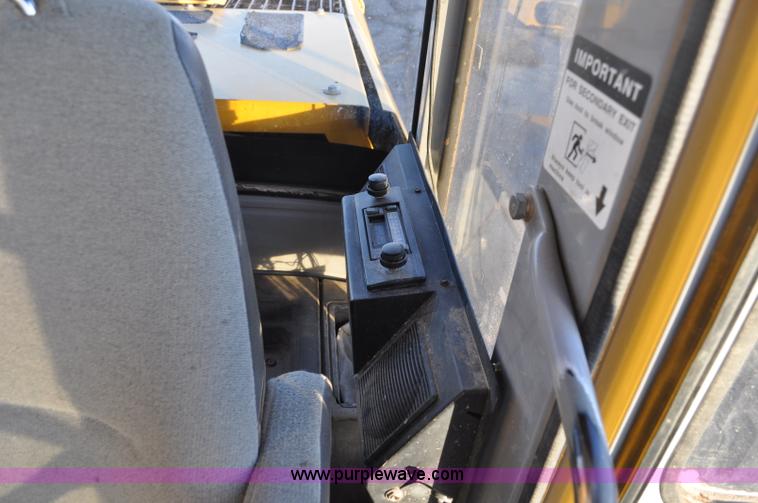 image for item A5841 1997 John Deere 690E LC excavator
