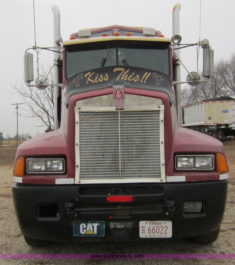 image for item A5642 1989 Kenworth T600 semi truck