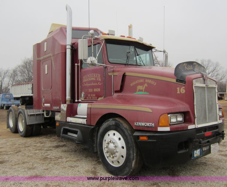 image for item A5642 1989 Kenworth T600 semi truck