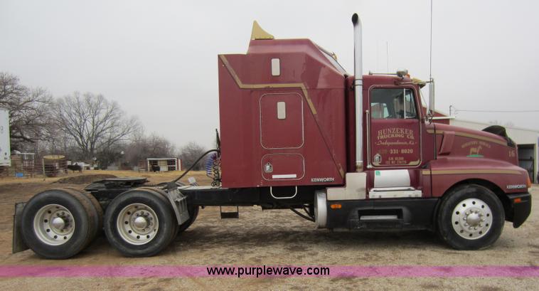 image for item A5642 1989 Kenworth T600 semi truck