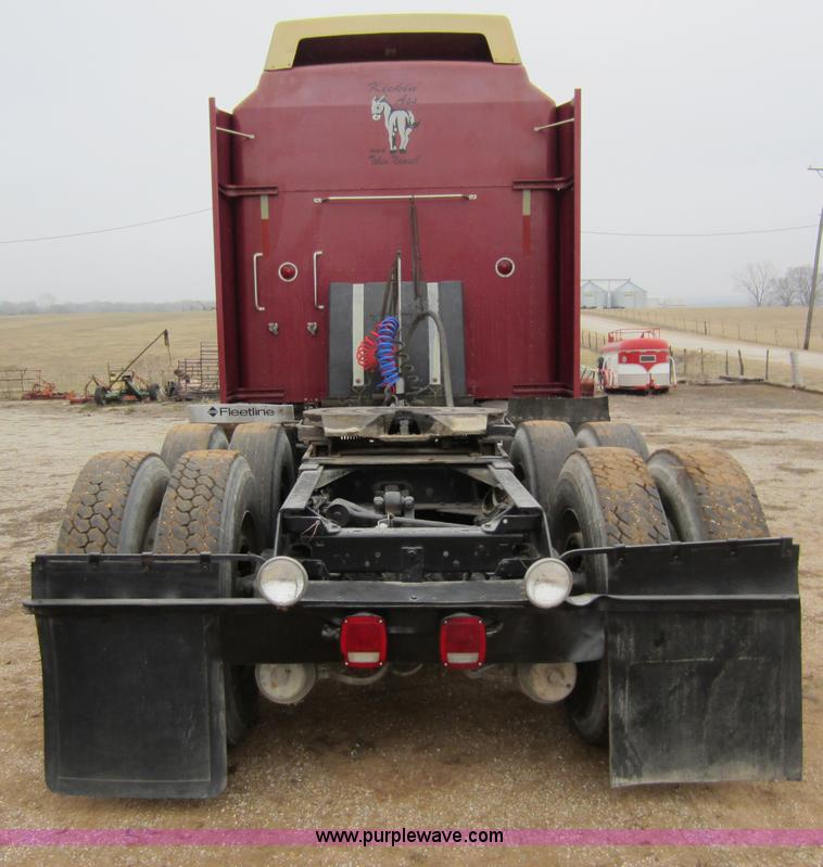 image for item A5642 1989 Kenworth T600 semi truck