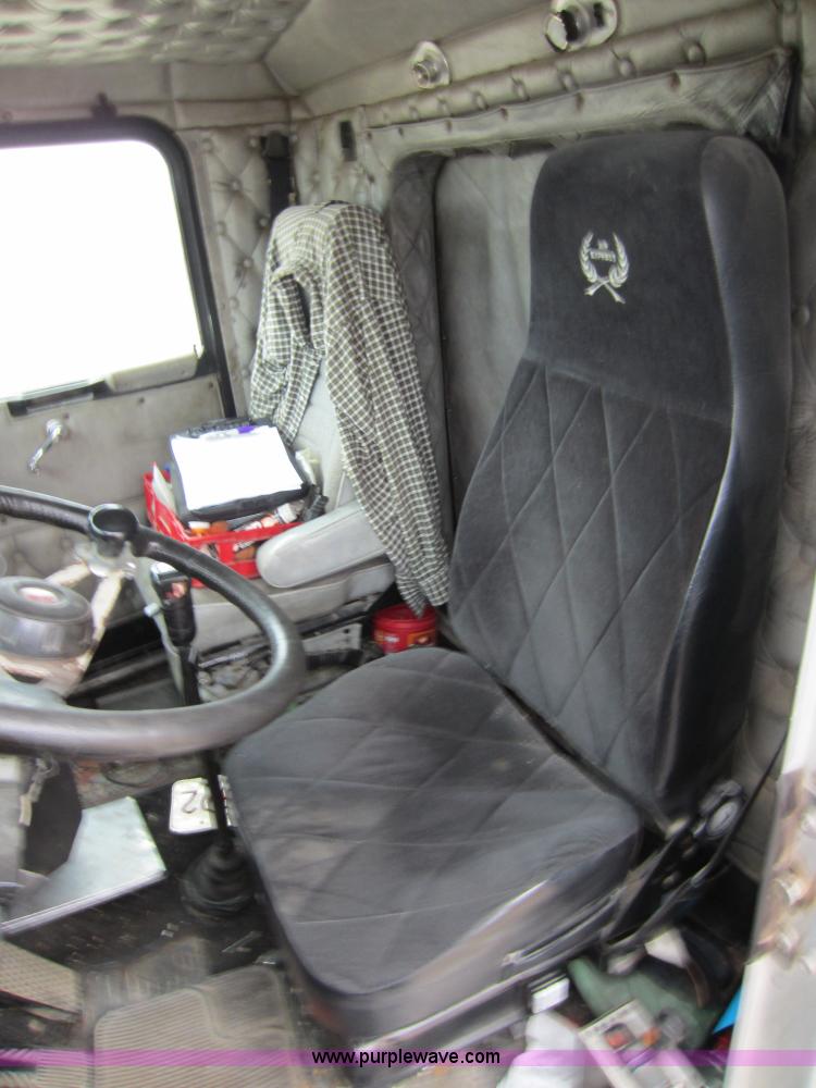 image for item A5642 1989 Kenworth T600 semi truck