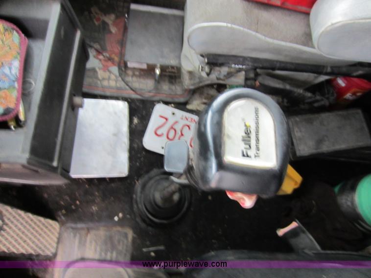 image for item A5642 1989 Kenworth T600 semi truck