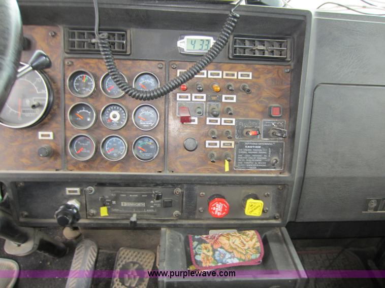 image for item A5642 1989 Kenworth T600 semi truck