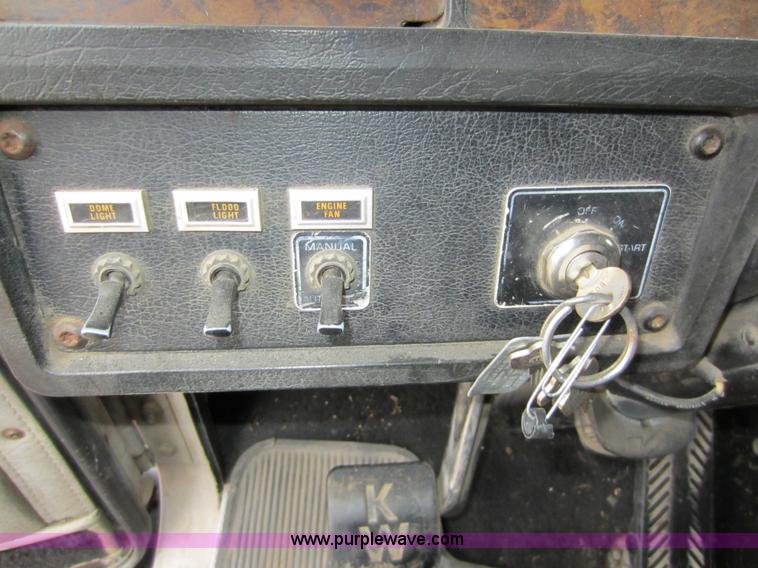 image for item A5642 1989 Kenworth T600 semi truck