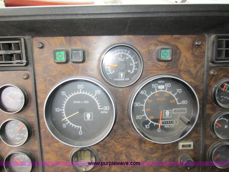 image for item A5642 1989 Kenworth T600 semi truck