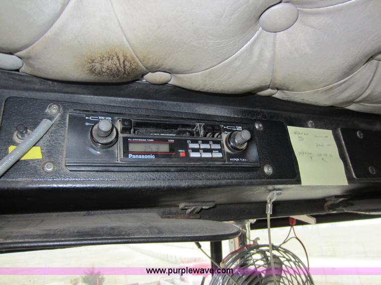 image for item A5642 1989 Kenworth T600 semi truck