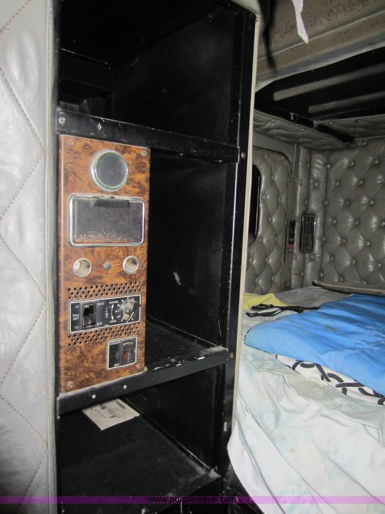 image for item A5642 1989 Kenworth T600 semi truck