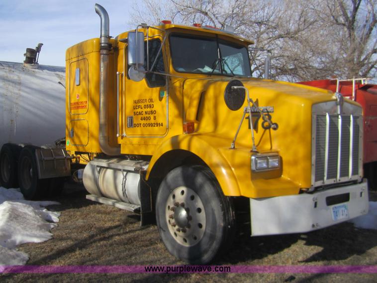 image for item B3155 1996 Kenworth T800 semi truck