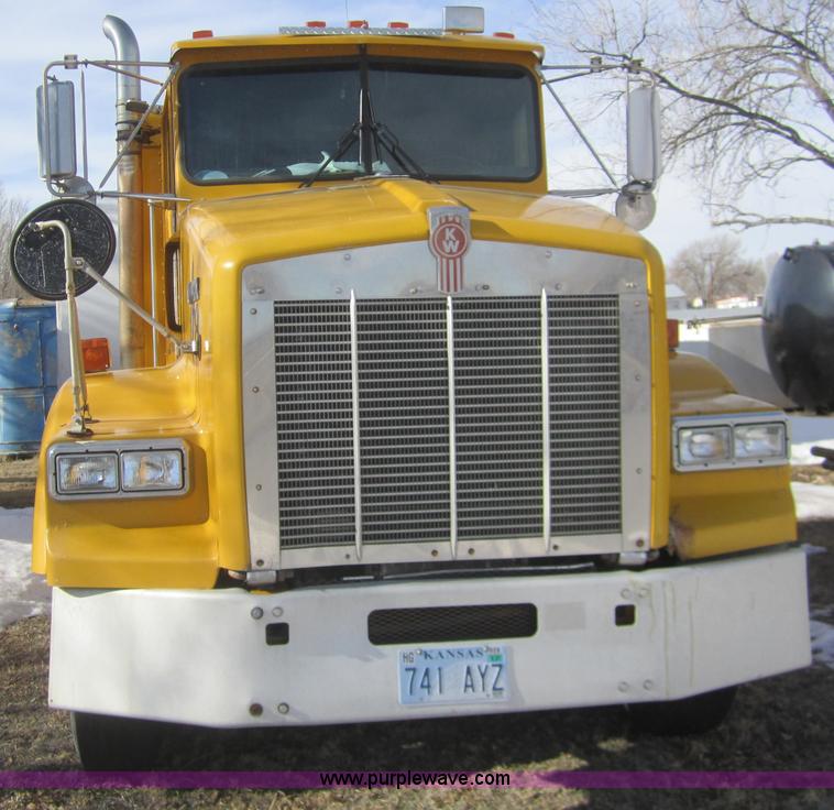 image for item B3155 1996 Kenworth T800 semi truck