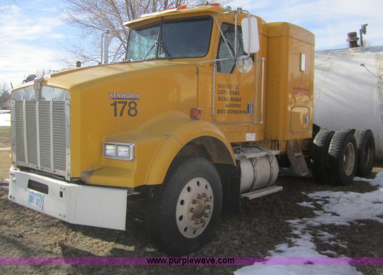 image for item B3155 1996 Kenworth T800 semi truck