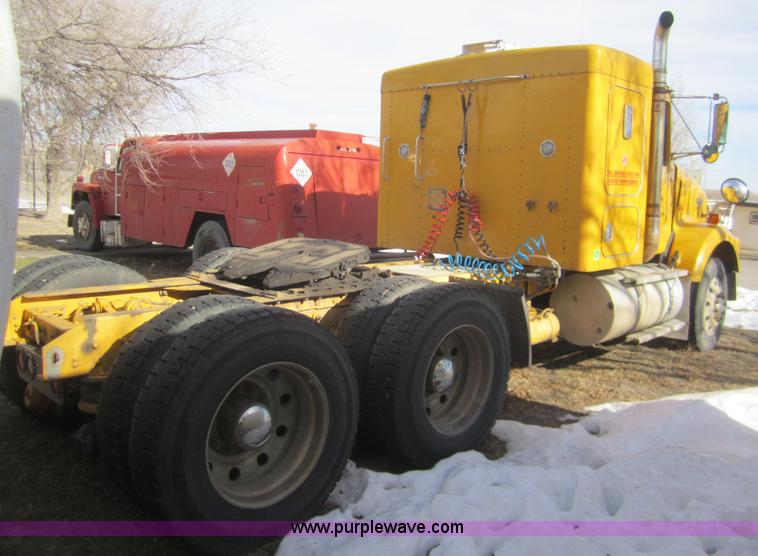 image for item B3155 1996 Kenworth T800 semi truck