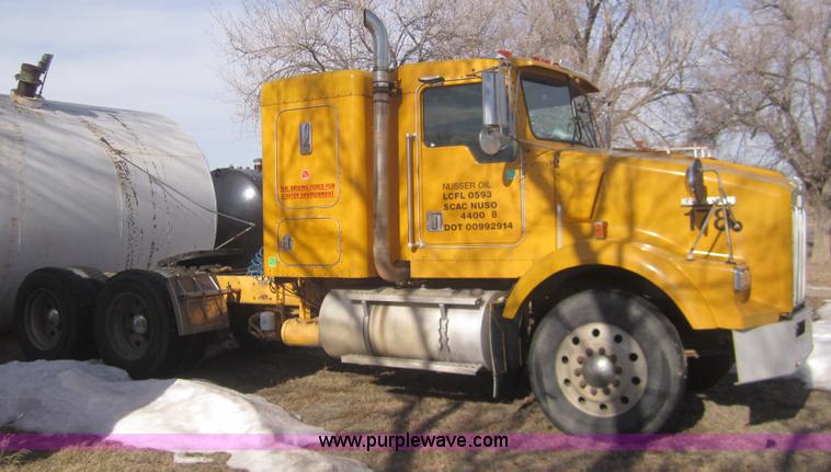 image for item B3155 1996 Kenworth T800 semi truck