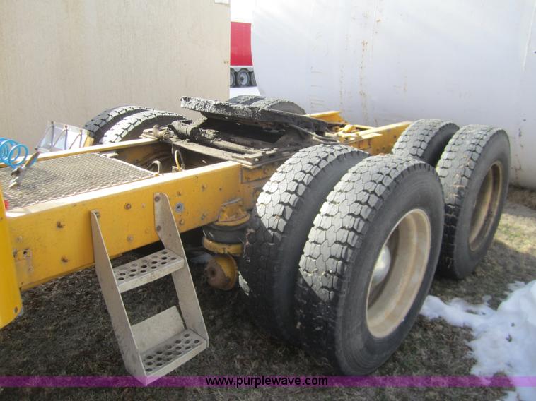 image for item B3155 1996 Kenworth T800 semi truck