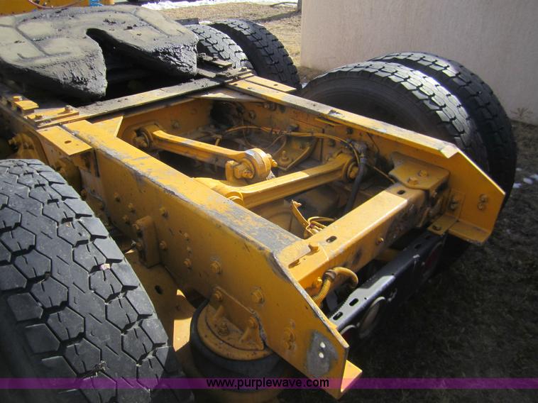 image for item B3155 1996 Kenworth T800 semi truck