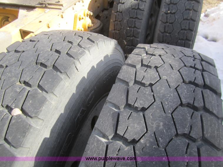 image for item B3155 1996 Kenworth T800 semi truck