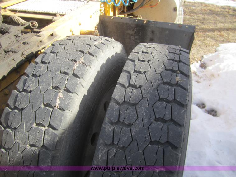 image for item B3155 1996 Kenworth T800 semi truck