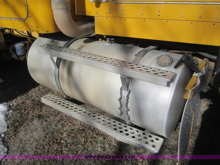 image for item B3155 1996 Kenworth T800 semi truck