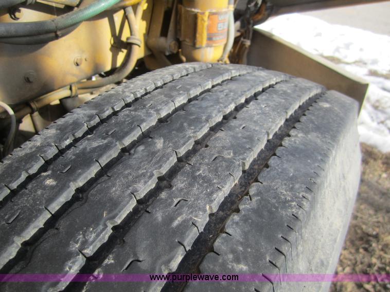 image for item B3155 1996 Kenworth T800 semi truck