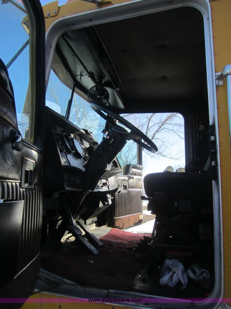 image for item B3155 1996 Kenworth T800 semi truck