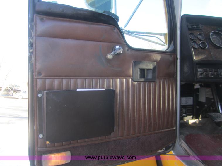 image for item B3155 1996 Kenworth T800 semi truck