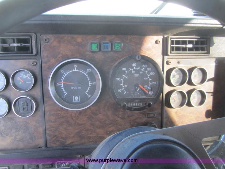 image for item B3155 1996 Kenworth T800 semi truck