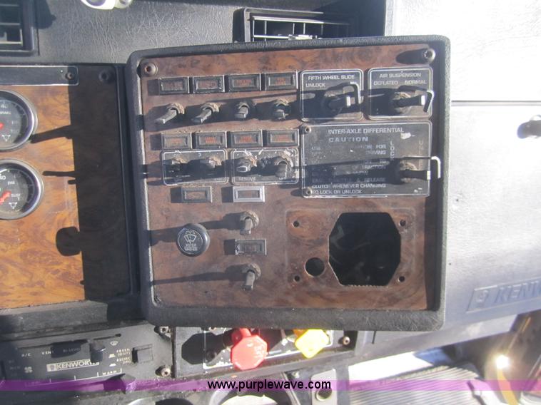 image for item B3155 1996 Kenworth T800 semi truck