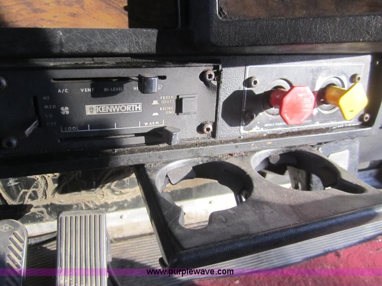 image for item B3155 1996 Kenworth T800 semi truck