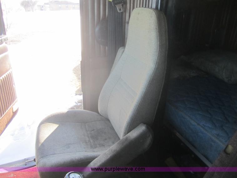 image for item B3155 1996 Kenworth T800 semi truck